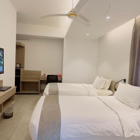Priyo Nibash Stylish Residential Hotel Dhaka Esterno foto